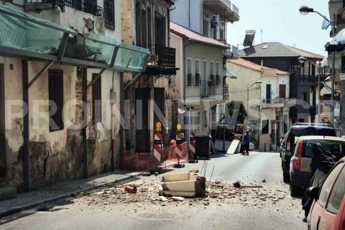 Καβάλα: Μπαλκόνι αποκολλήθηκε και έπεσε στη μέση του δρόμου