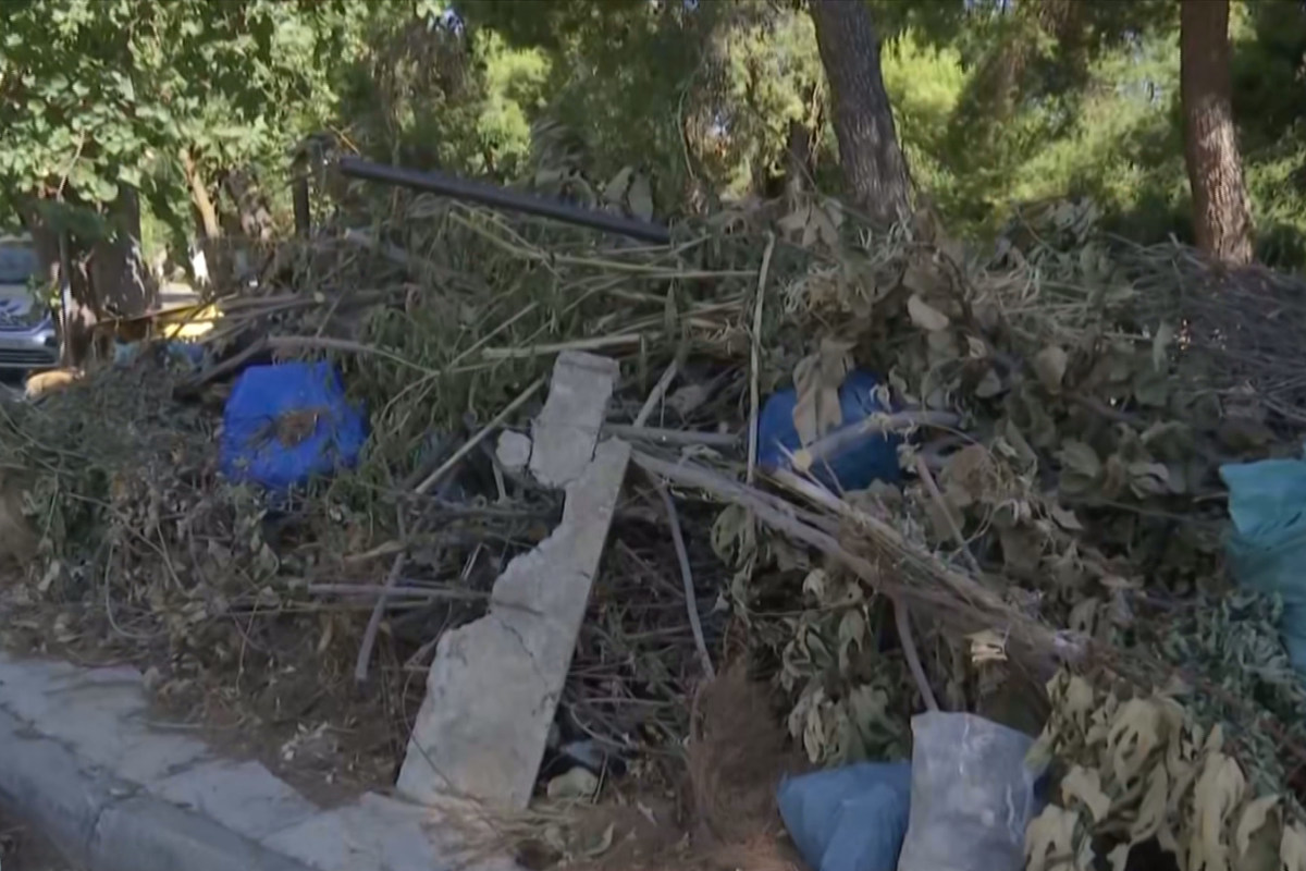 «Βουνό» τα ξερόχορτα και σκουπίδια στον Διόνυσο
