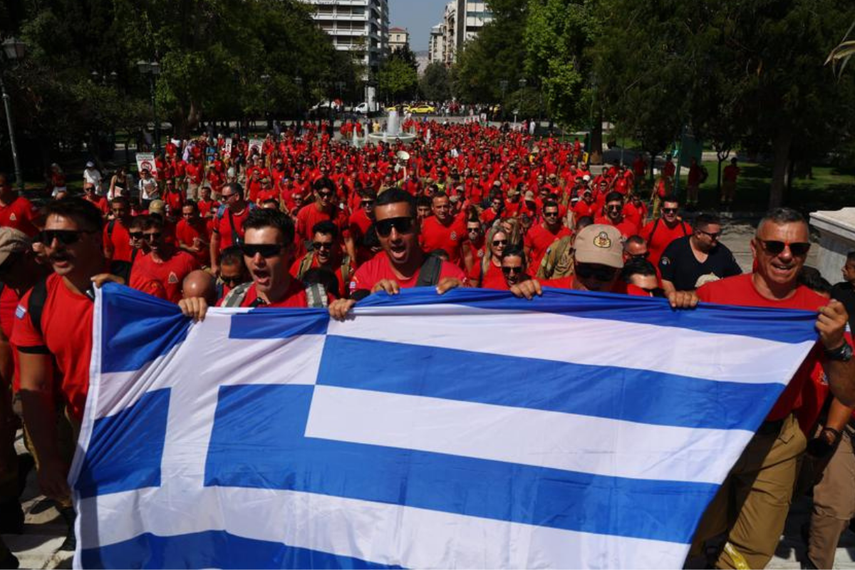 Στο Σύνταγμα οι Εποχικοί Πυροσβέστες: «Όχι άλλη κοροϊδία»