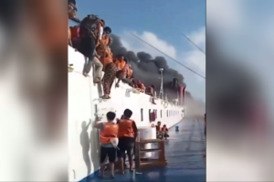 Λαμπάδιασε τουριστικό φέριμποτ στο Μπαλί