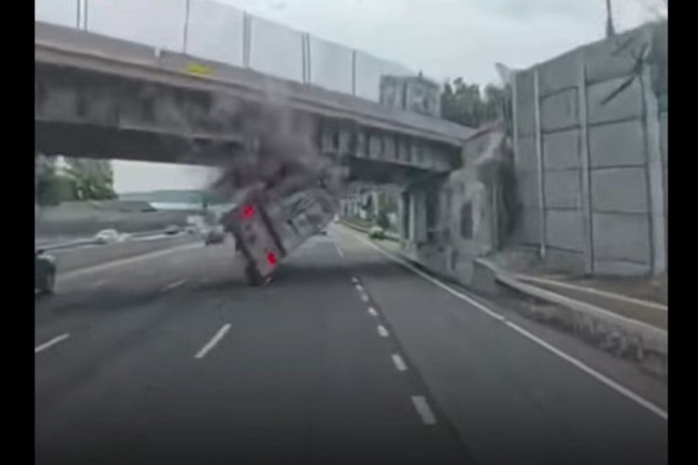 (Βίντεο) Φορτηγό «καρφώθηκε» σε γέφυρα και ανατράπηκε στη Ν. Υόρκη