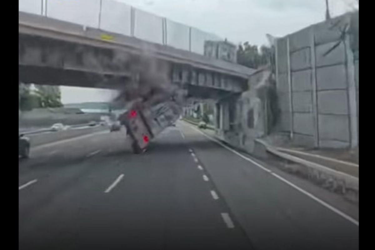 (Βίντεο) Φορτηγό «καρφώθηκε» σε γέφυρα και ανατράπηκε στη Ν. Υόρκη