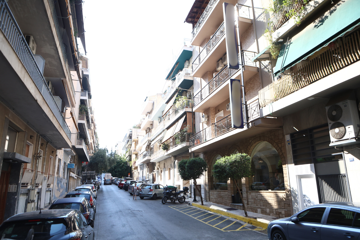 Γουδί: Χωρίς τις αισθήσεις της γυναίκα σε ακάλυπτο πολυκατοικίας