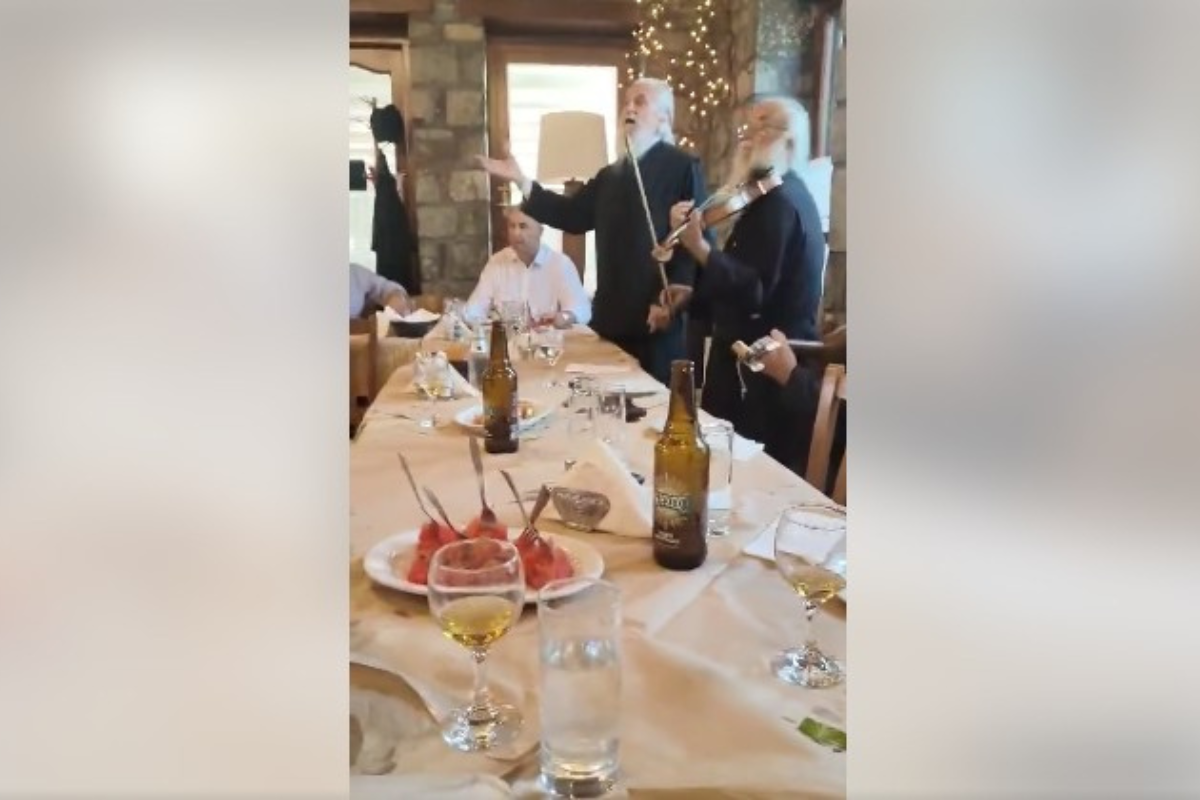 Τρεις ιερείς τιμούν το δημοτικό τραγούδι στη Βυτίνα