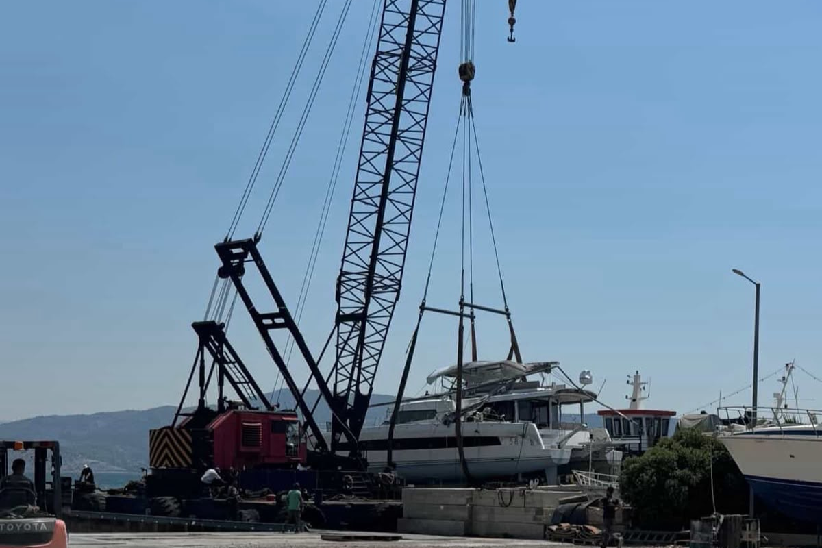 Φλέβες: Ανελκύστηκε το καταμαράν που ημιβυθίστηκε