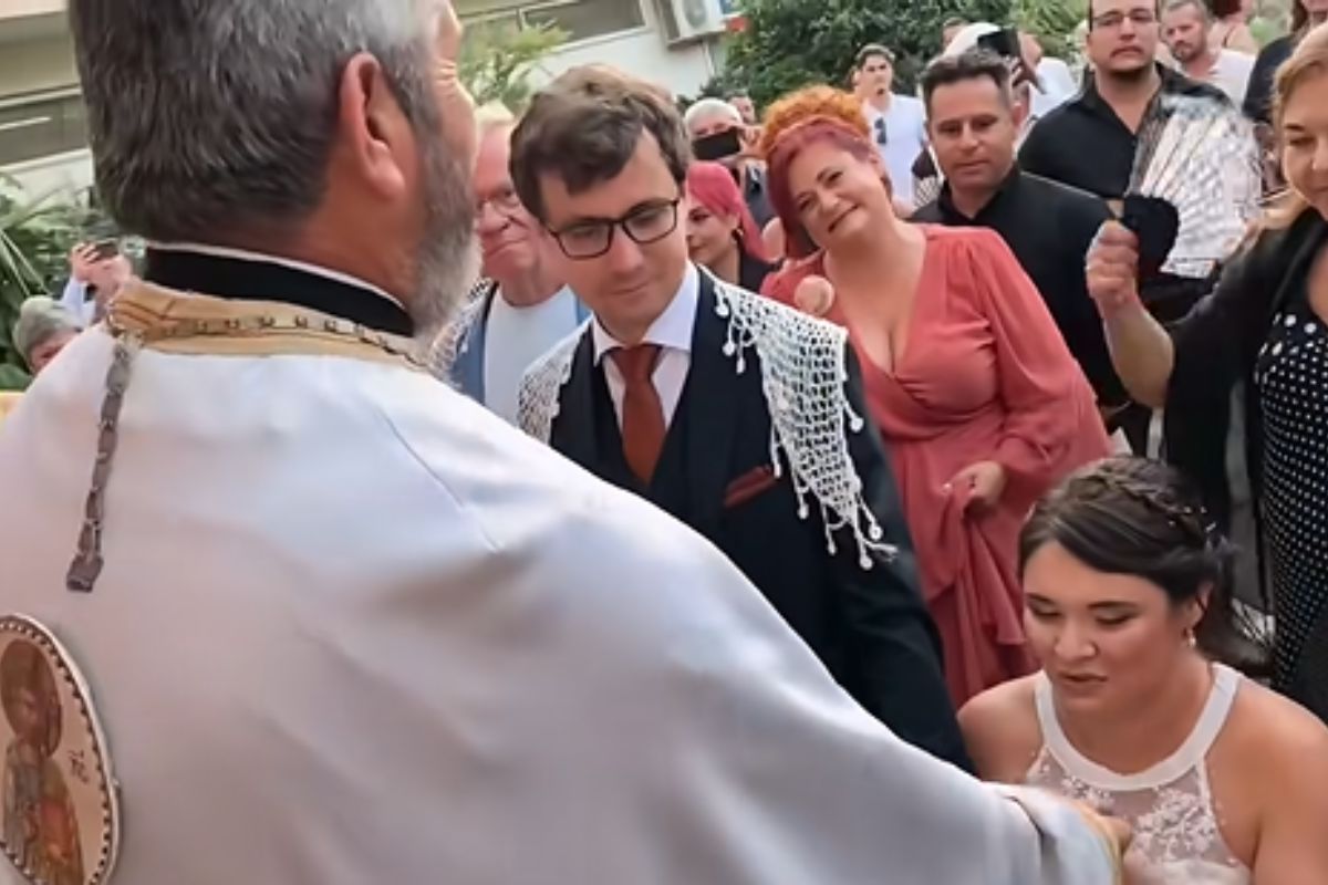Κρήτη: Η στιγμή που νύφη φτάνει στην εκκλησία με το αμαξίδιο της και οι μαντινάδες του ιερέα- βίντεο