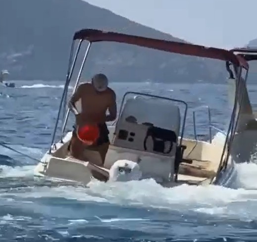 Κέρκυρα: Σκάφος “βάζει” νερά – Με κουβάδες προσπαθούσαν να το αδειάσουν