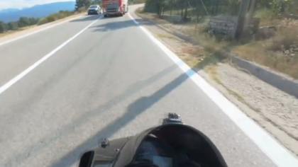 Επικίνδυνη προσπέραση βυτιοφόρου σε στροφή
