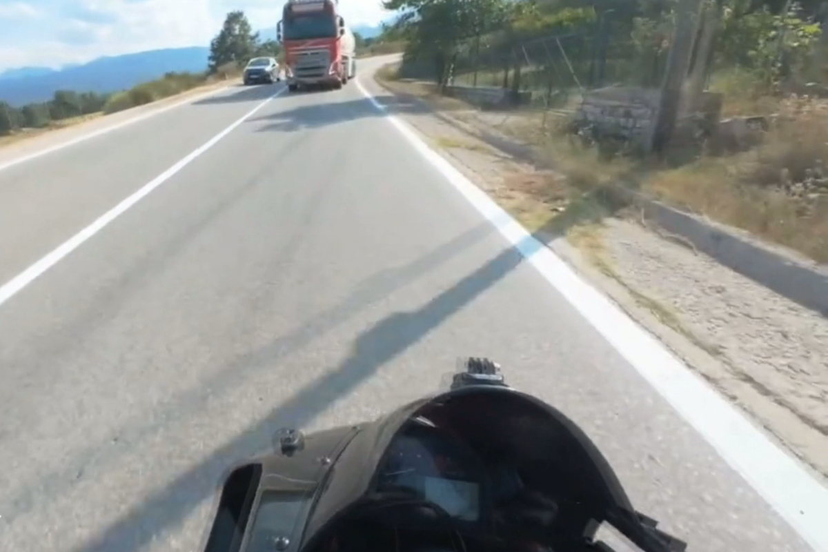Επικίνδυνη προσπέραση βυτιοφόρου σε στροφή