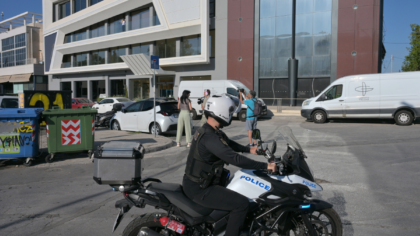 Έρευνες για τα αίτια θανάτου αστυνομικού σε υπηρεσιακό όχημα