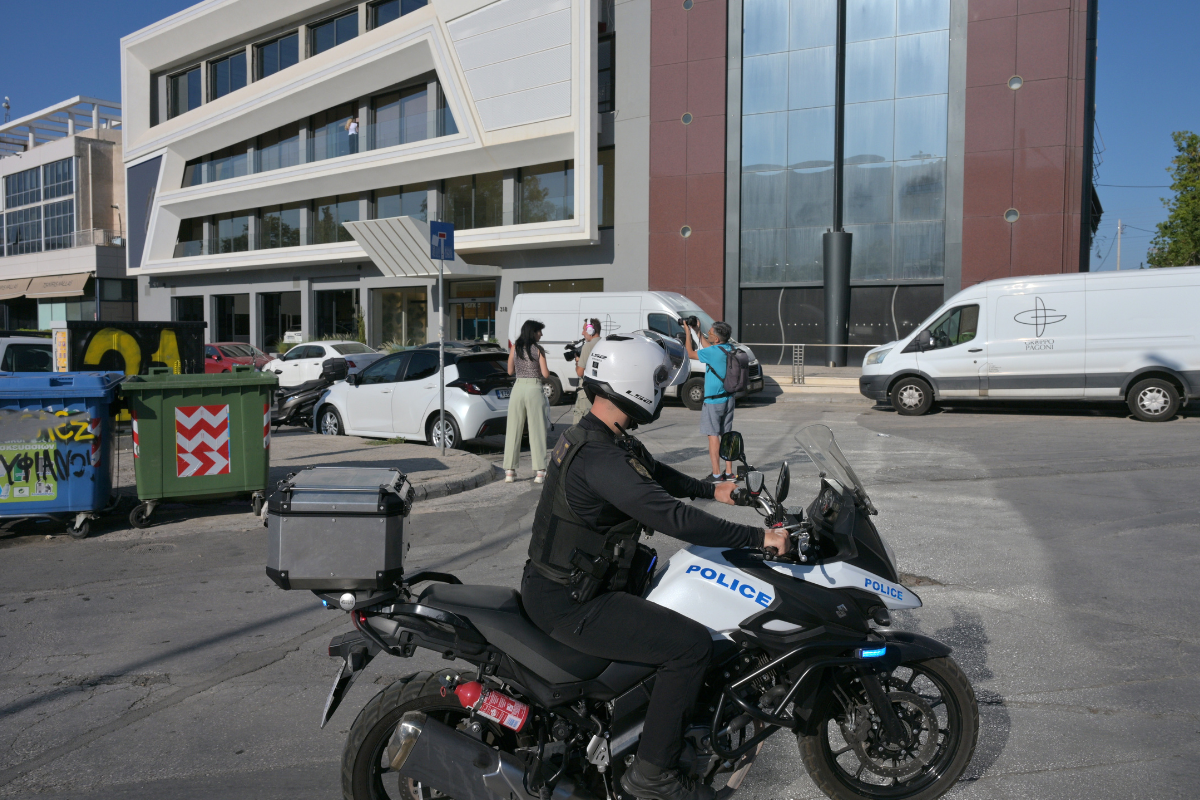 Έρευνες για τα αίτια θανάτου αστυνομικού σε υπηρεσιακό όχημα