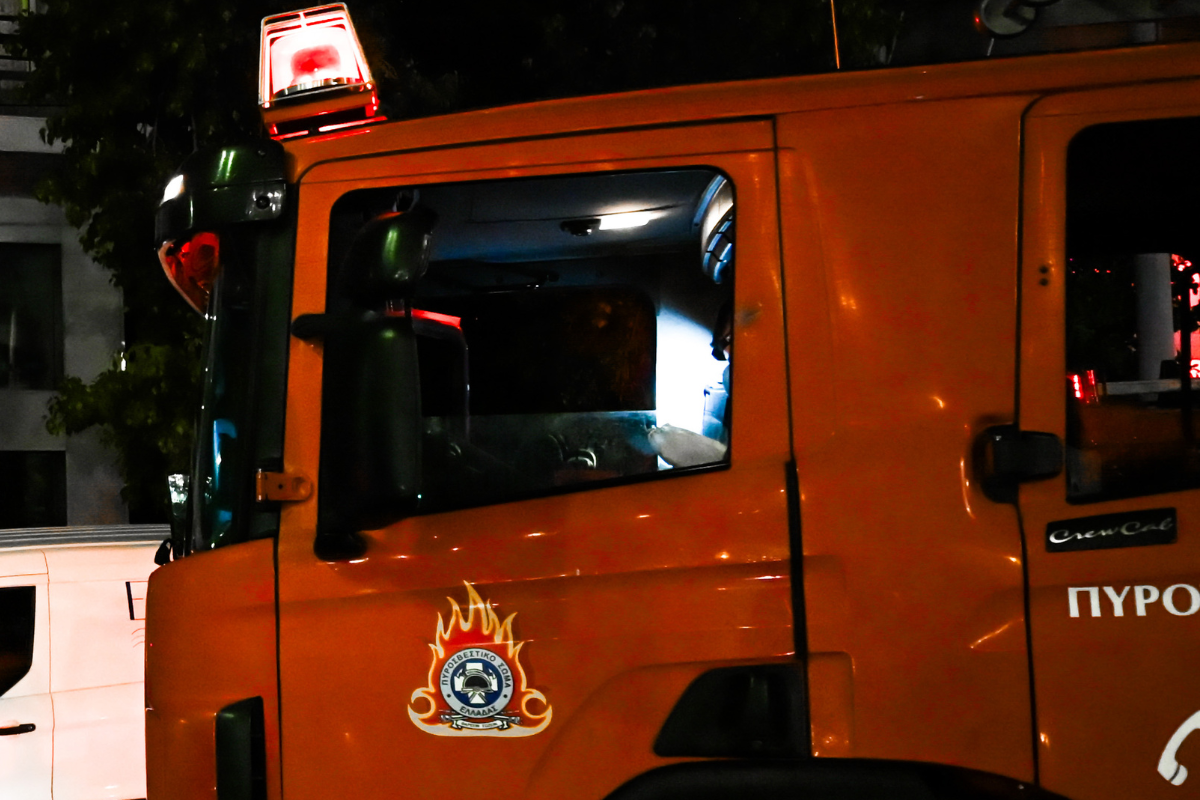 Πειραιάς: Μεγάλη φωτιά σε κτίριο- Καταστράφηκε ολοσχερώς