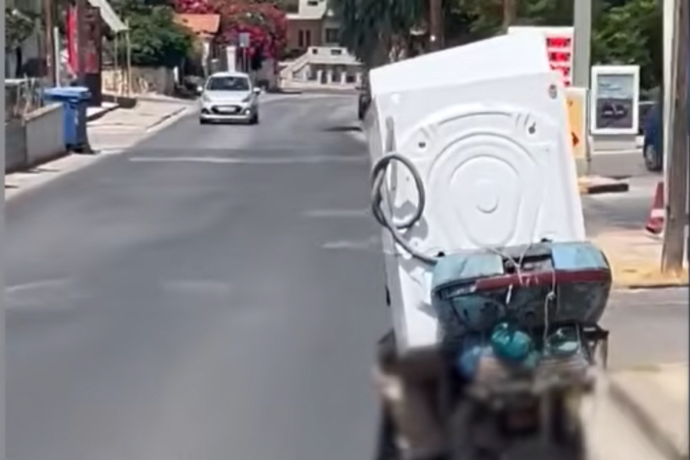 Μεταφορά πλυντηρίου με… μηχανάκι