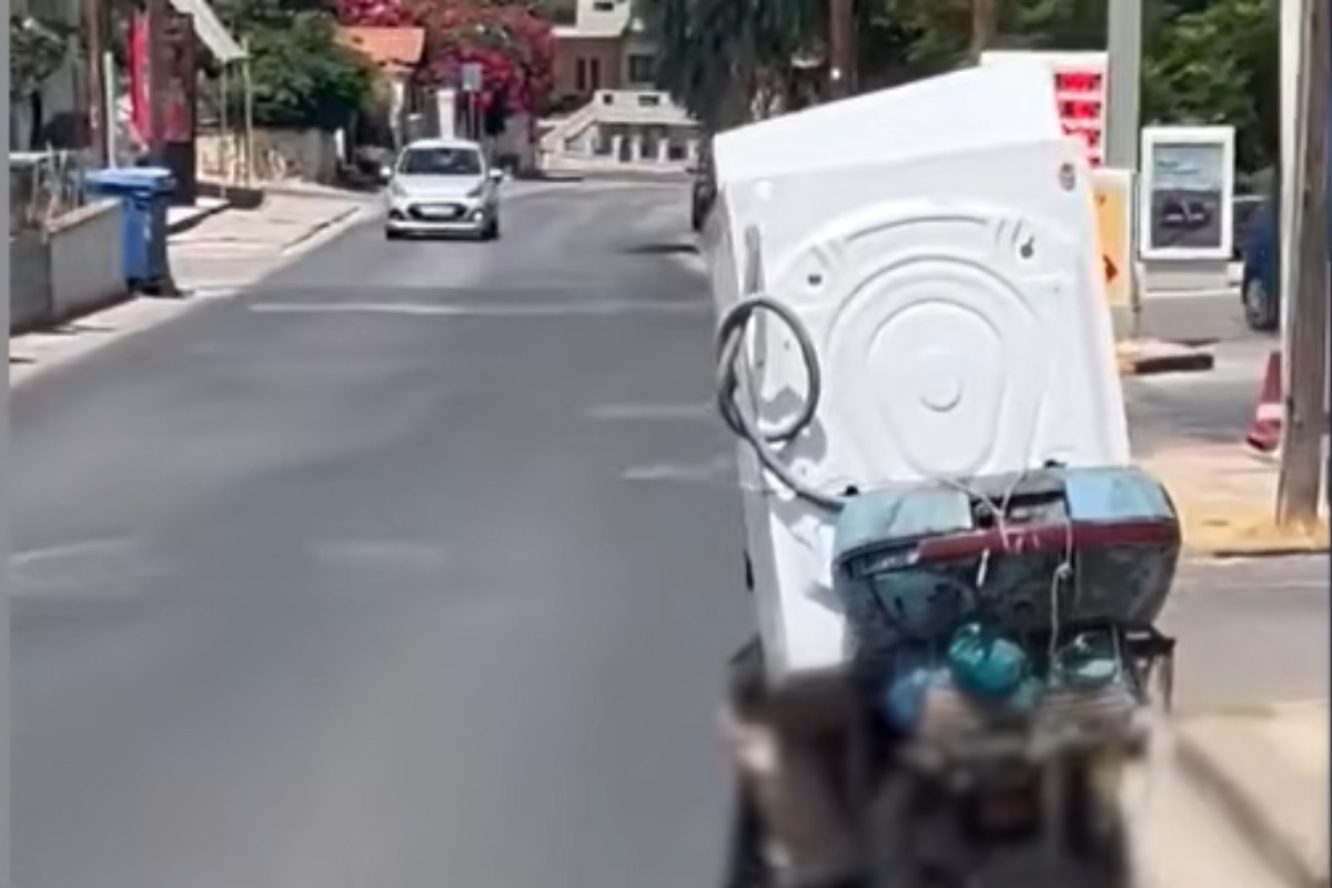 Μεταφορά πλυντηρίου με… μηχανάκι