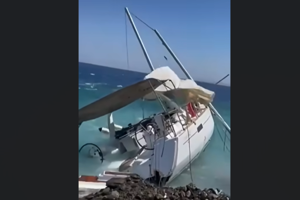 Νάξος: Προσάραξη τουριστικού σκάφους