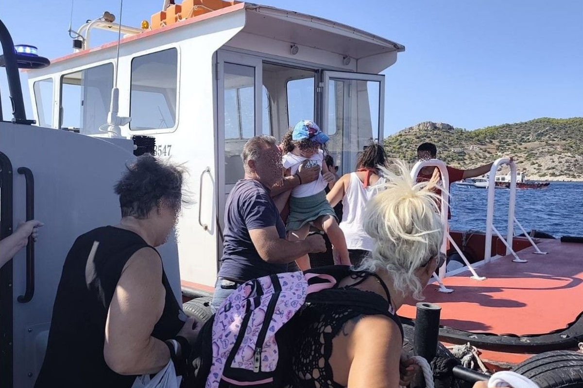 Φονική πυρκαγιά στη Σαλαμίνα: Εκατοντάδες απεγκλωβισμοί