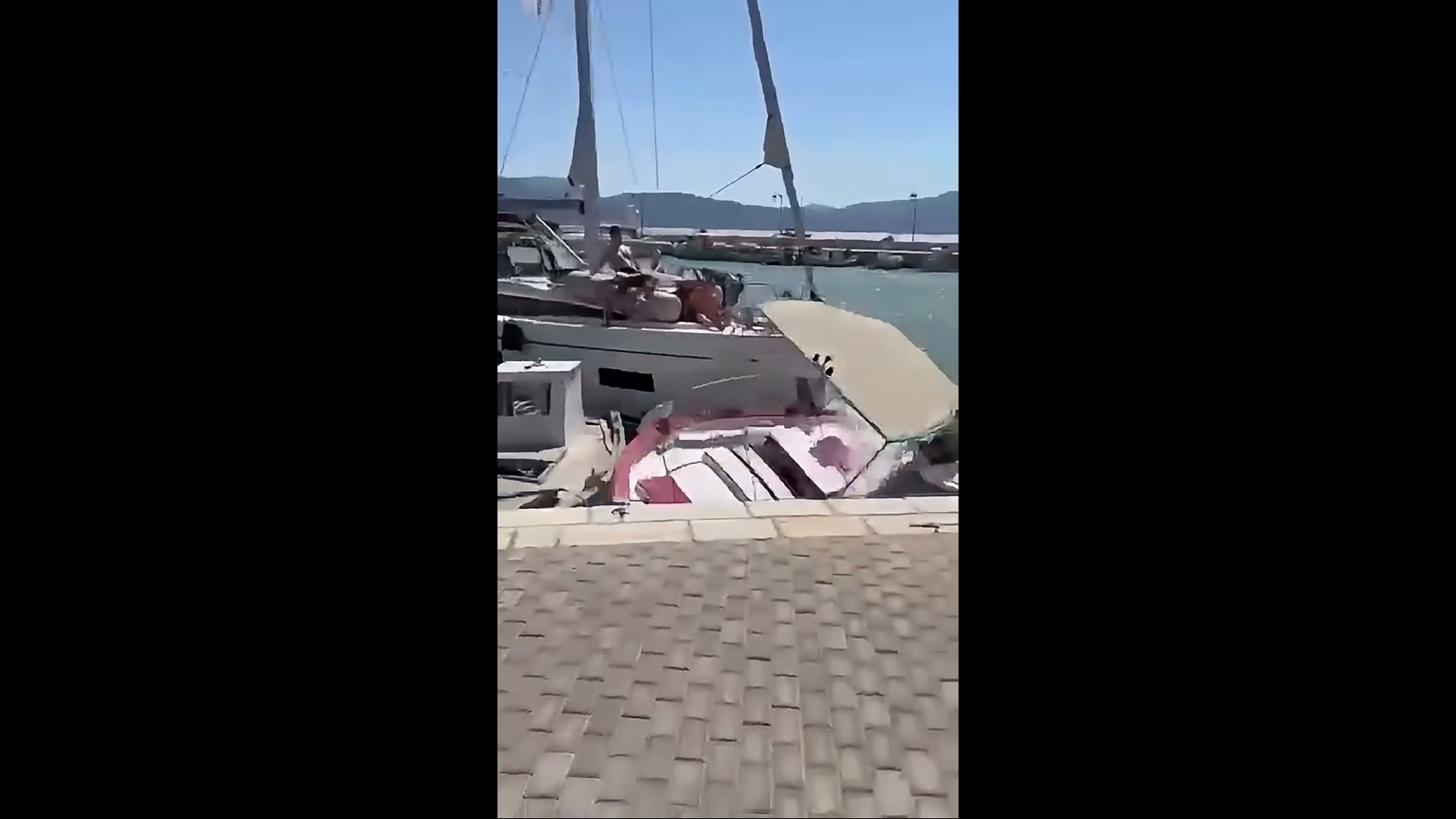 (Βίντεο) Η στιγμή που ιστιοφόρο πέφτει πάνω σε σκάφη στον Κάλαμο