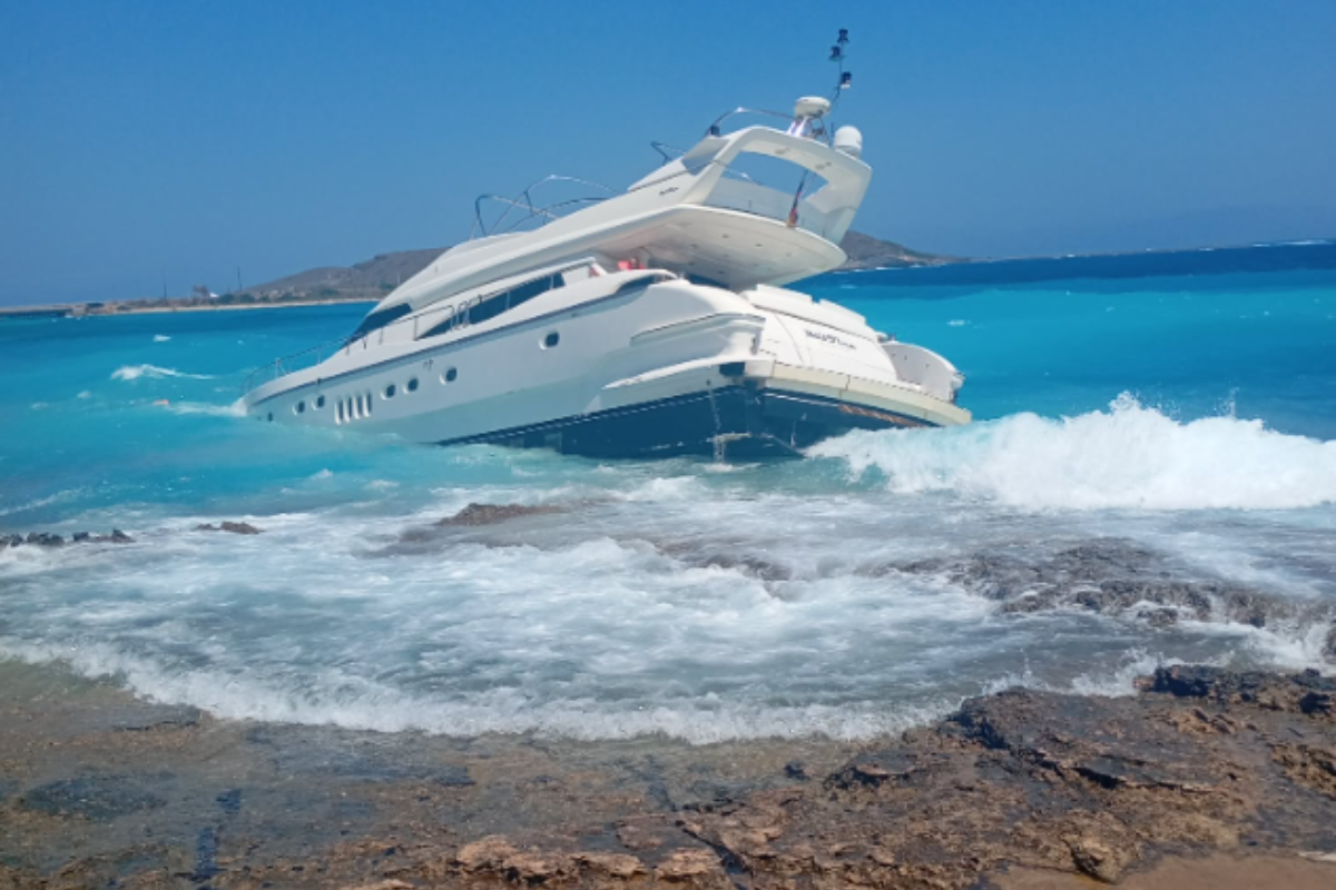 Κύθηρα: Προσάραξε θαλαμηγός σε βραχώδη ακτή