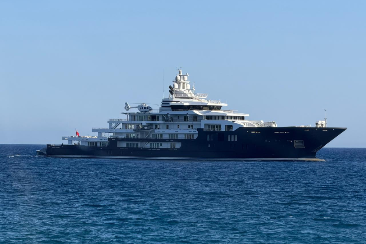 Πλωτό “παλάτι” στο Πόρτο Χέλι