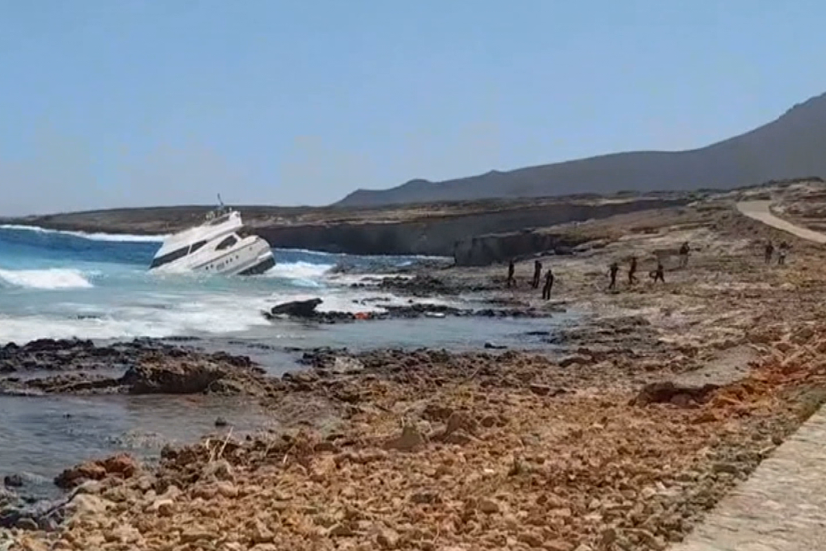 Προσάραξη θαλαμηγού σε βράχια
