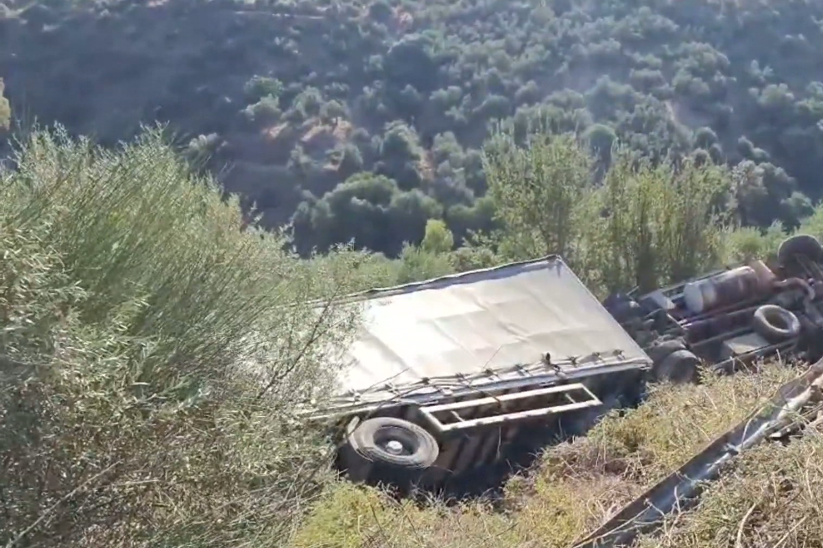 Φορτηγό έπεσε σε γκρεμό στη Σπάρτη