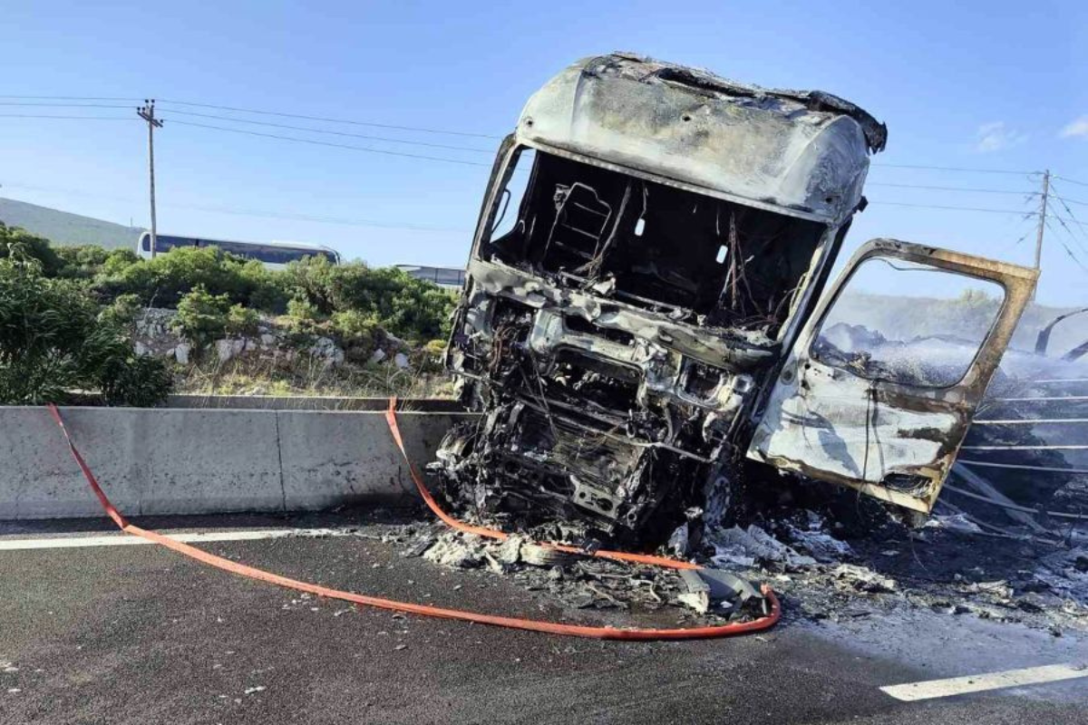 Σύγκρουση φορτηγών στην εθνική οδό Αθηνών-Λαμίας- Νεκρός ένας οδηγός