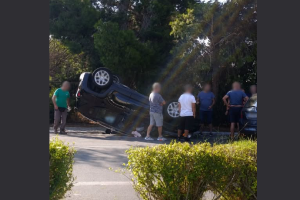 Αυτοκίνητο αναποδογύρισε στην Ανάβυσσο