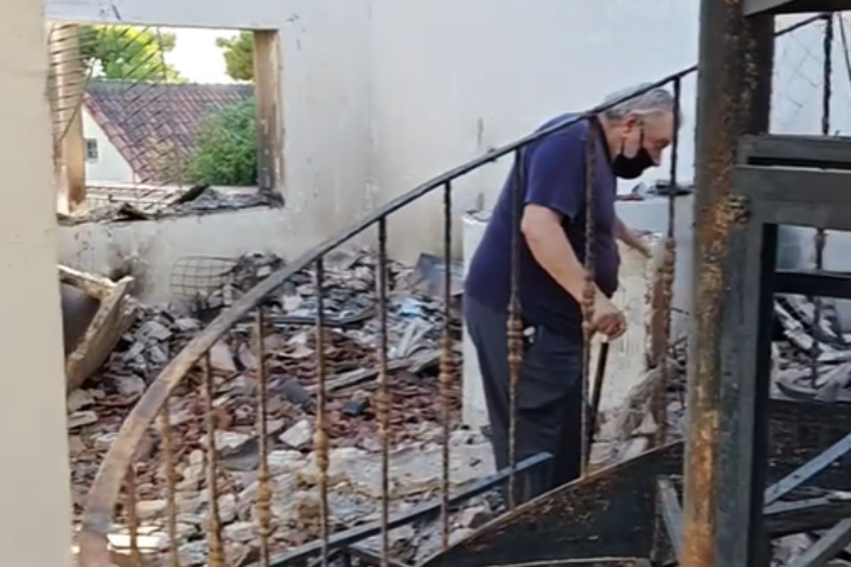 Τάσος Χαλκιάς: Ψάχνει μέσα στις στάχτες του σπιτιού του – Το συγκλονιστικό βίντεο του γιου του