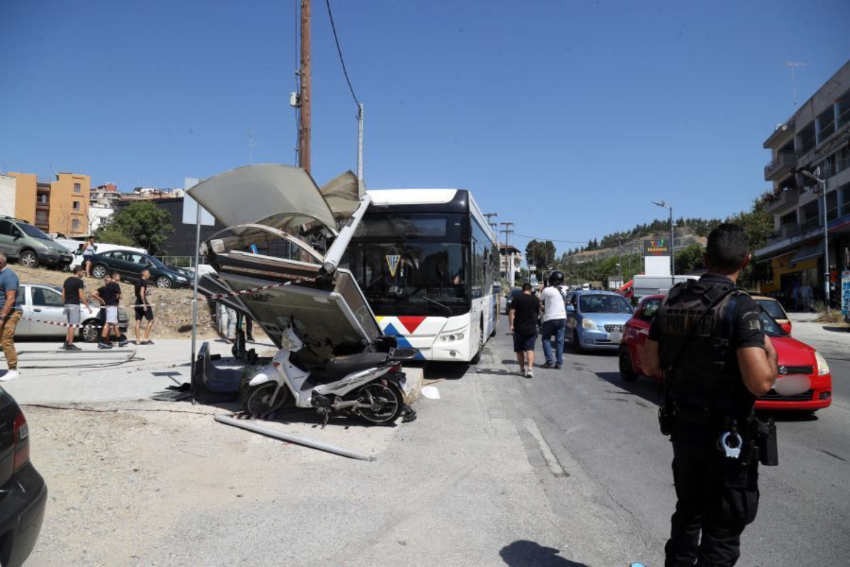 Θεσσαλονίκη: Λεωφορείο του ΟΑΣΘ έπεσε σε στάση