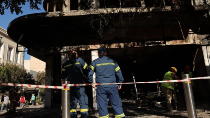 Μεγάλη κινητοποίηση στον Πειραιά- Κάηκε κατάστημα με υφάσματα