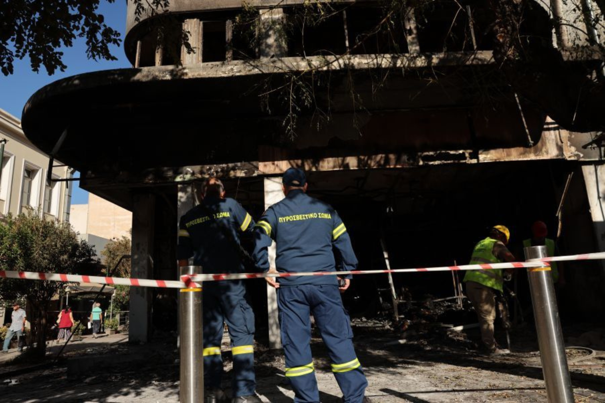 Μεγάλη κινητοποίηση στον Πειραιά- Κάηκε κατάστημα με υφάσματα