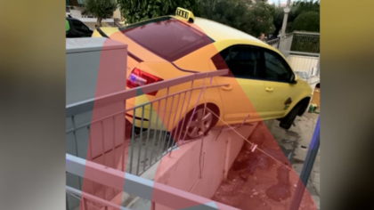 Σύγκρουση κλεμμένου ΙΧ με ταξί- Κατέληξε σε αυλή σπιτιού