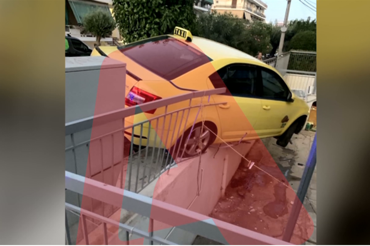Σύγκρουση κλεμμένου ΙΧ με ταξί- Κατέληξε σε αυλή σπιτιού