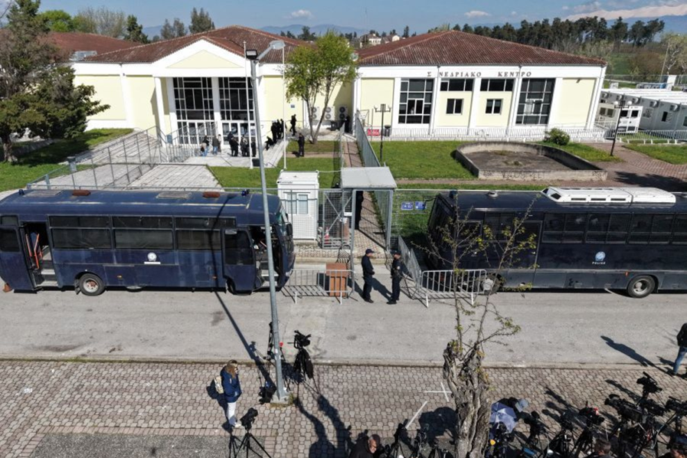 Τέμπη: Το πανό για την Ιφιγένεια Μήτσκα έξω από τη δίκη