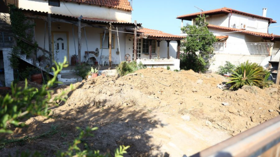 Έθαψε τη μητέρα της στην αυλή για τη σύνταξη