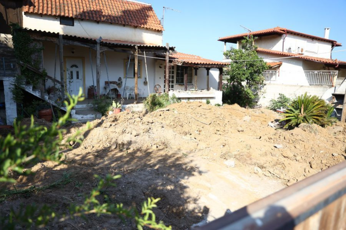 Έθαψε τη μητέρα της στην αυλή για τη σύνταξη
