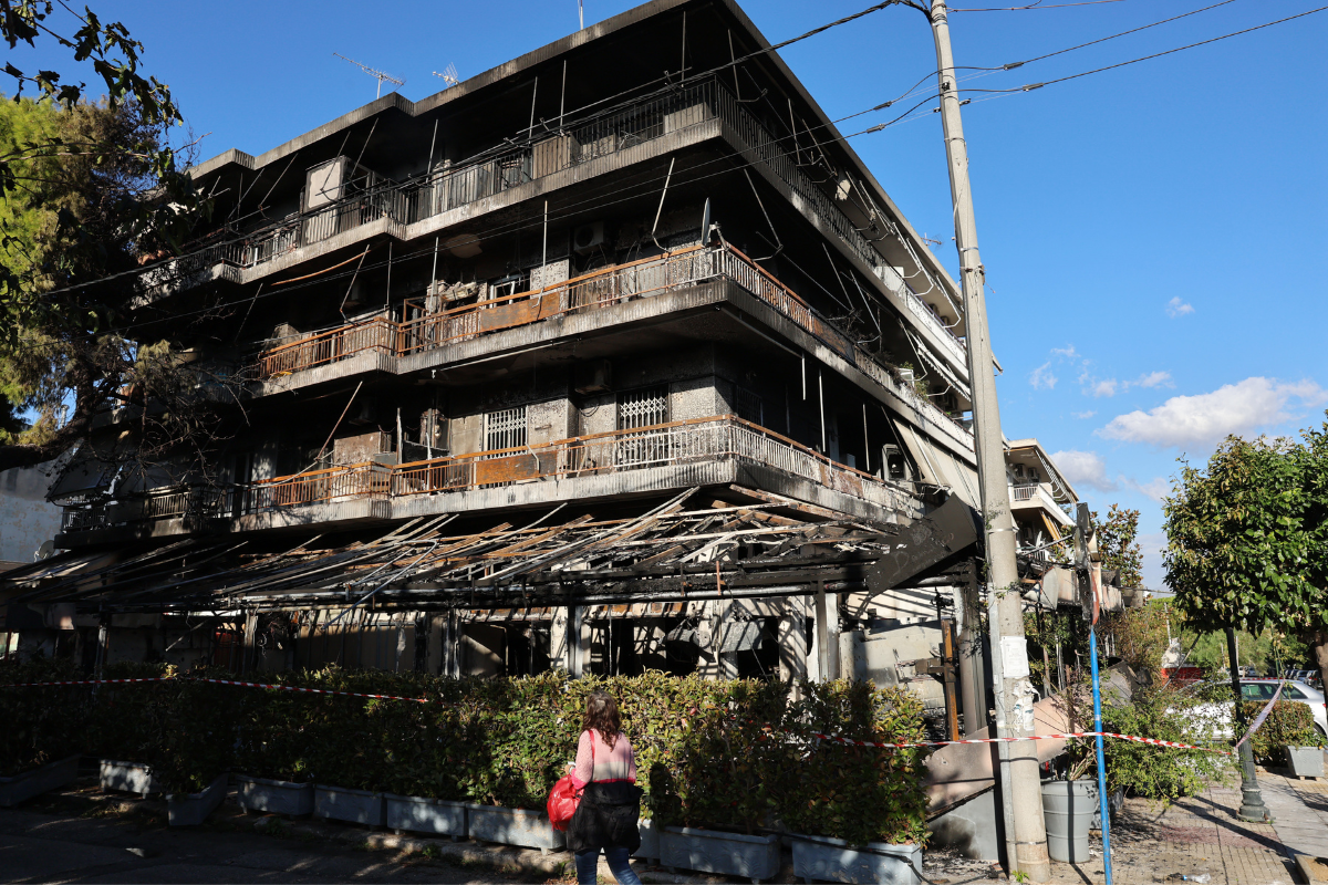 Τριώροφο κτήριο στις φλόγες – Τρόμος στη Νέα Ιωνία