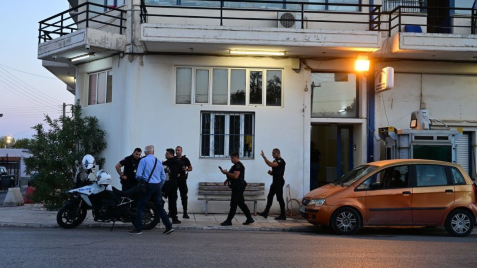 Άνδρας επιτέθηκε με μαχαίρι σε αστυνομικούς