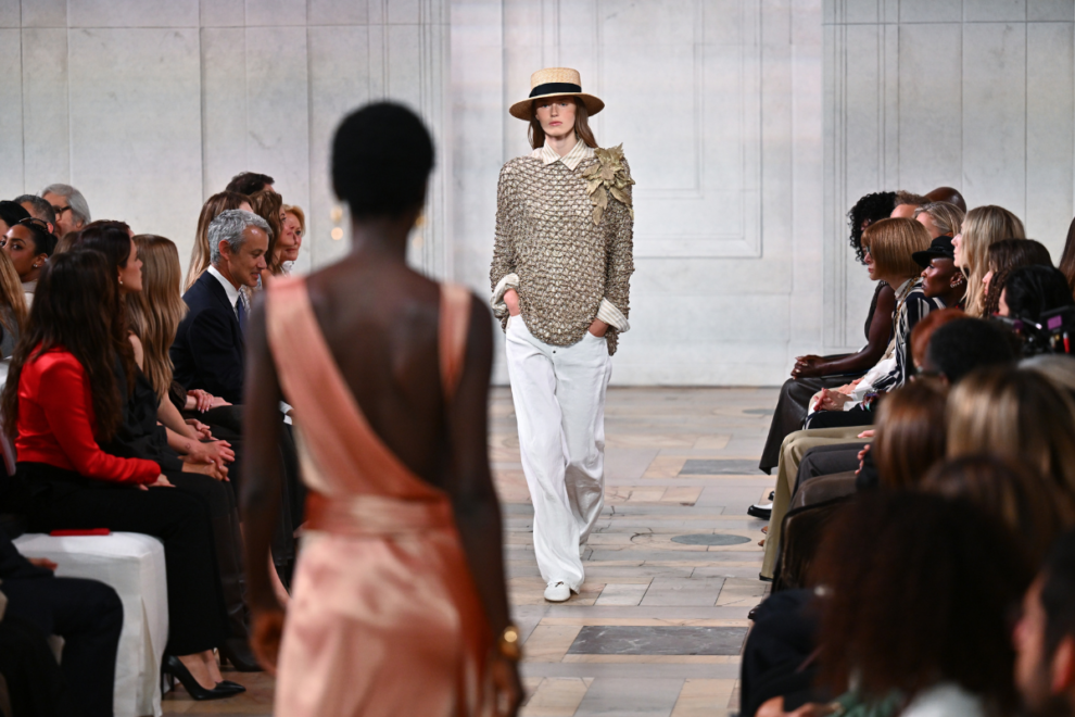 Ralph Lauren: Ρομαντισμός, όγκος και νέα εκδοχή της κομψότητας για την άνοιξη 2027