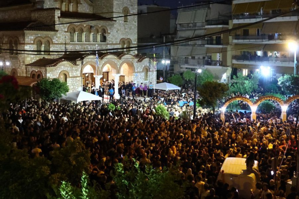 Κοσμοσυρροή για τον Γ. Μαζωνάκη- Ξενύχτησαν στην εκκλησία