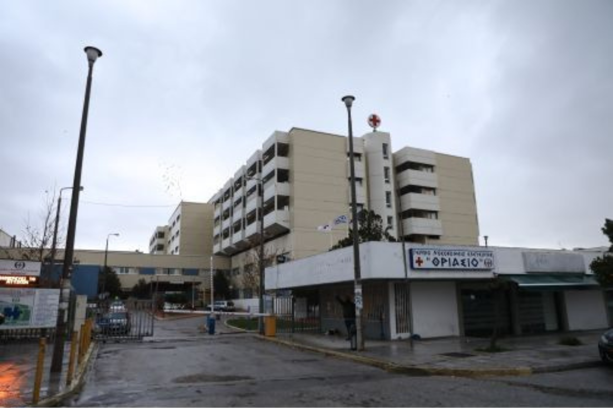 Άνδρας επιτέθηκε με μαχαίρι σε αστυνομικούς