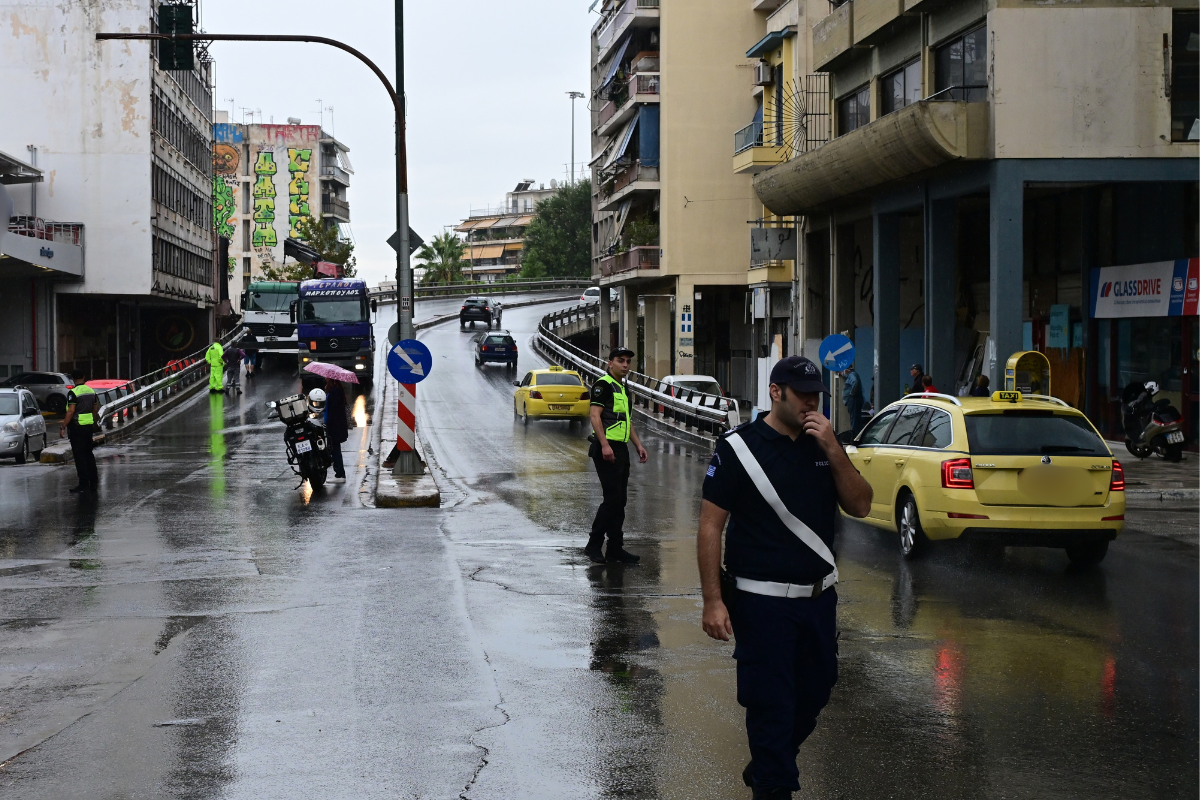 Ιερά Οδός: Φορτηγό έπεσε σε φρεάτιο
