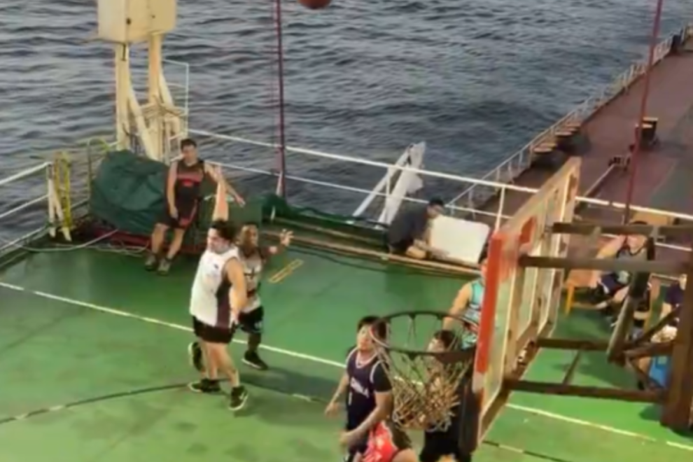 Μπάσκετ στο κατάστρωμα, στη μέση του ωκεανού