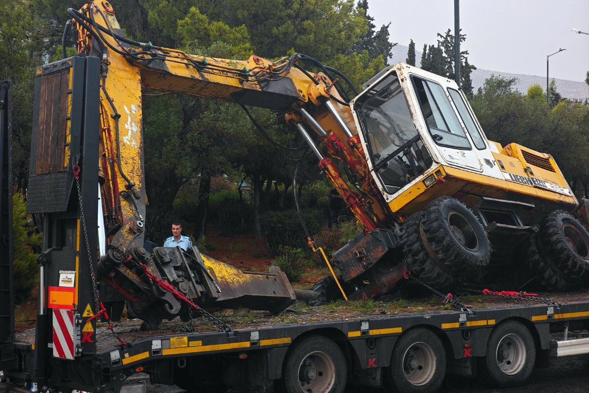 εκσκαφέας νταλίκα πρόσκρουση