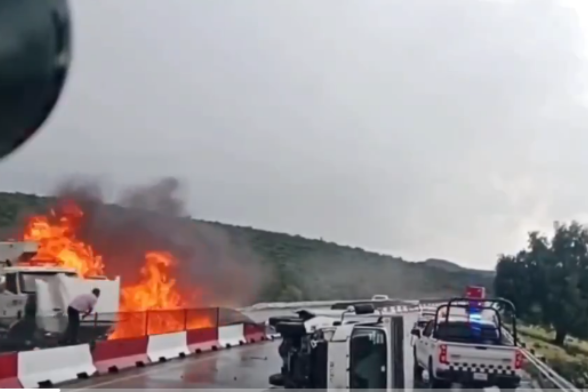Βίντεο: Τρελή πορεία φορτηγού τυλιγμένο στις φλόγες
