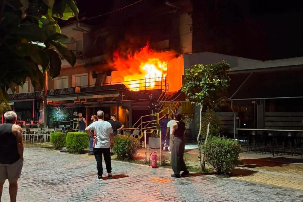 Φωτιά σε καφετέρια. Κινδύνευσε και άλλο κτίριο