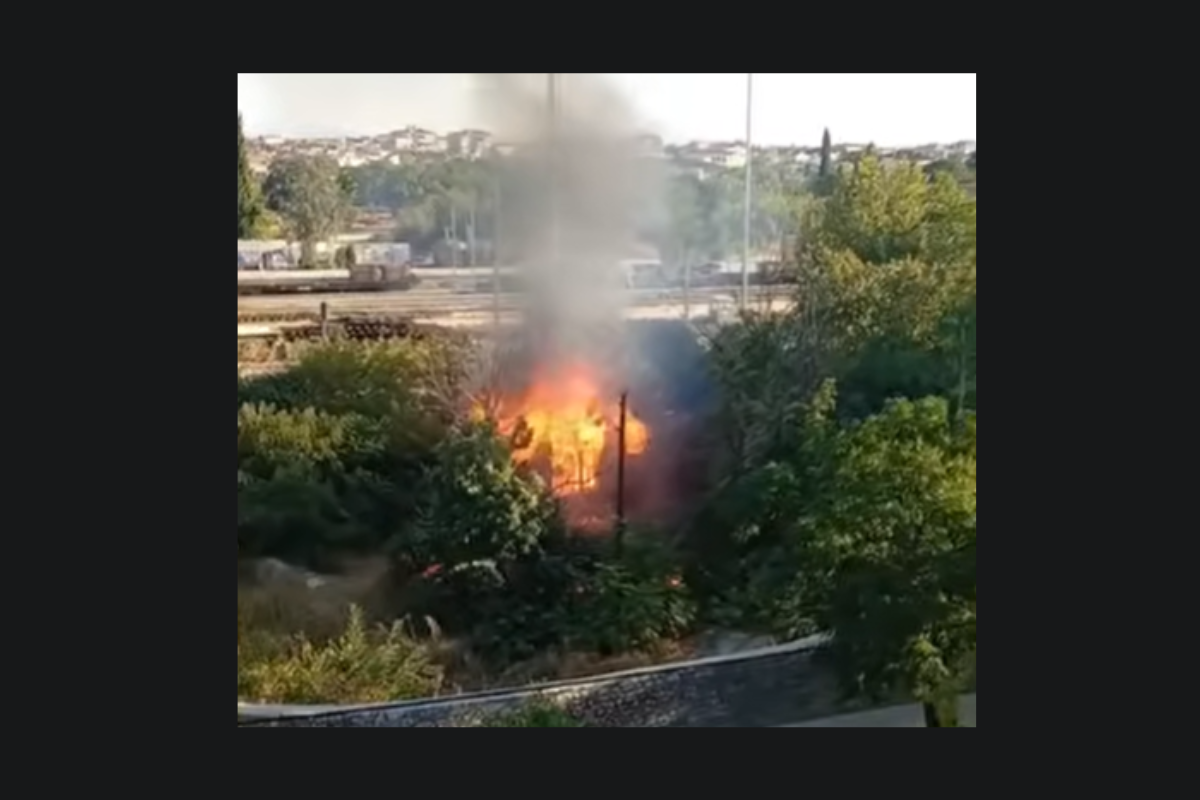 Λάρισα: Φωτιά σε εγκαταλελειμμένο βαγόνι του ΟΣΕ