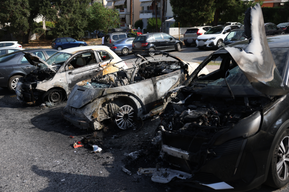 Θεσσαλονίκη: Στις φλόγες τρία σταθμευμένα αυτοκίνητα στην Πυλαία
