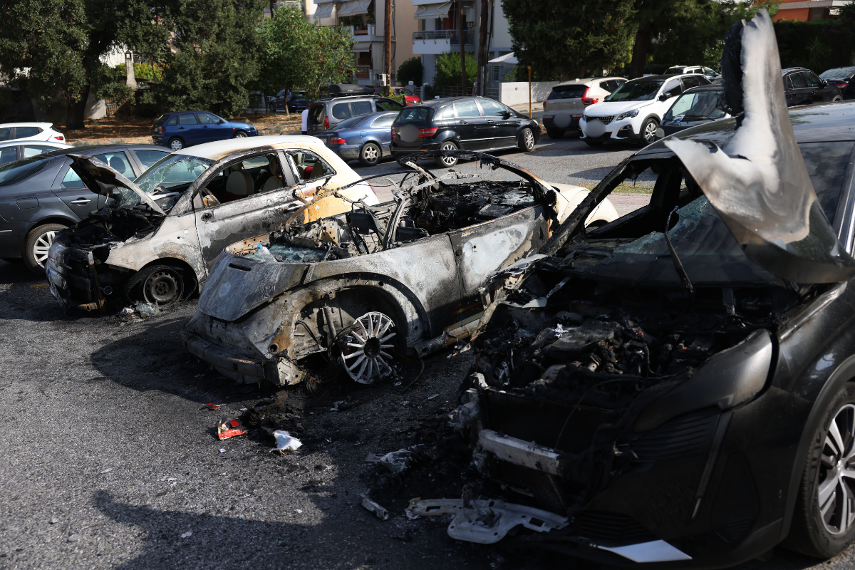 Θεσσαλονίκη: Στις φλόγες τρία σταθμευμένα αυτοκίνητα στην Πυλαία