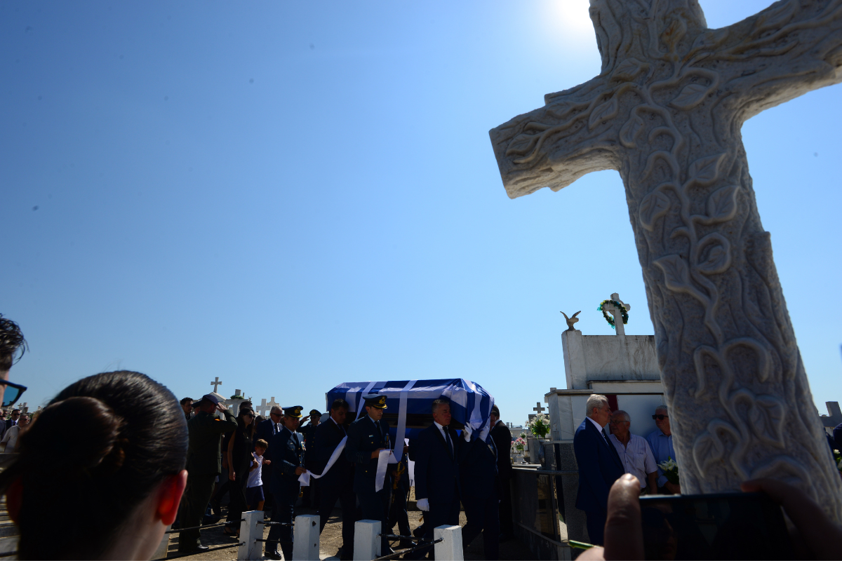 Με οδύνη οι κηδείες των πιλότων της τραγωδίας του Phantom